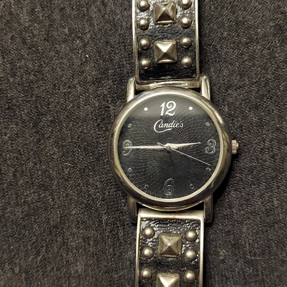Watch - Picture 2 of 3